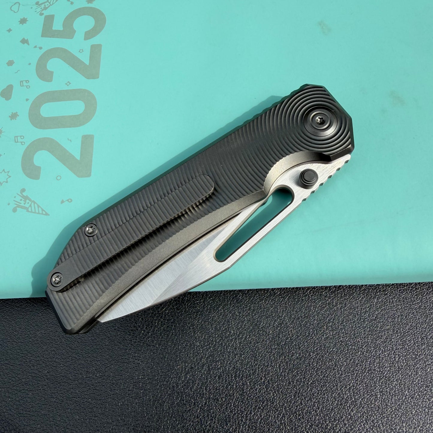 KB Venom KB435C Top Liner Lock Pocket Folding Knife Flame Ano Titanium w/ Radial Milling 3.46" Belt Satin CPM S90V Blade Check out the KB435B here: https://knifeglobal.com/search?q=kb435&options%5Bprefix%5D=last&type=product