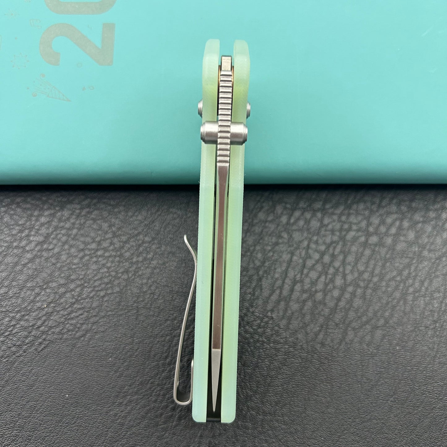 KUBEY knife KU465B Freki Crossbar Lock Jade Folding Knife