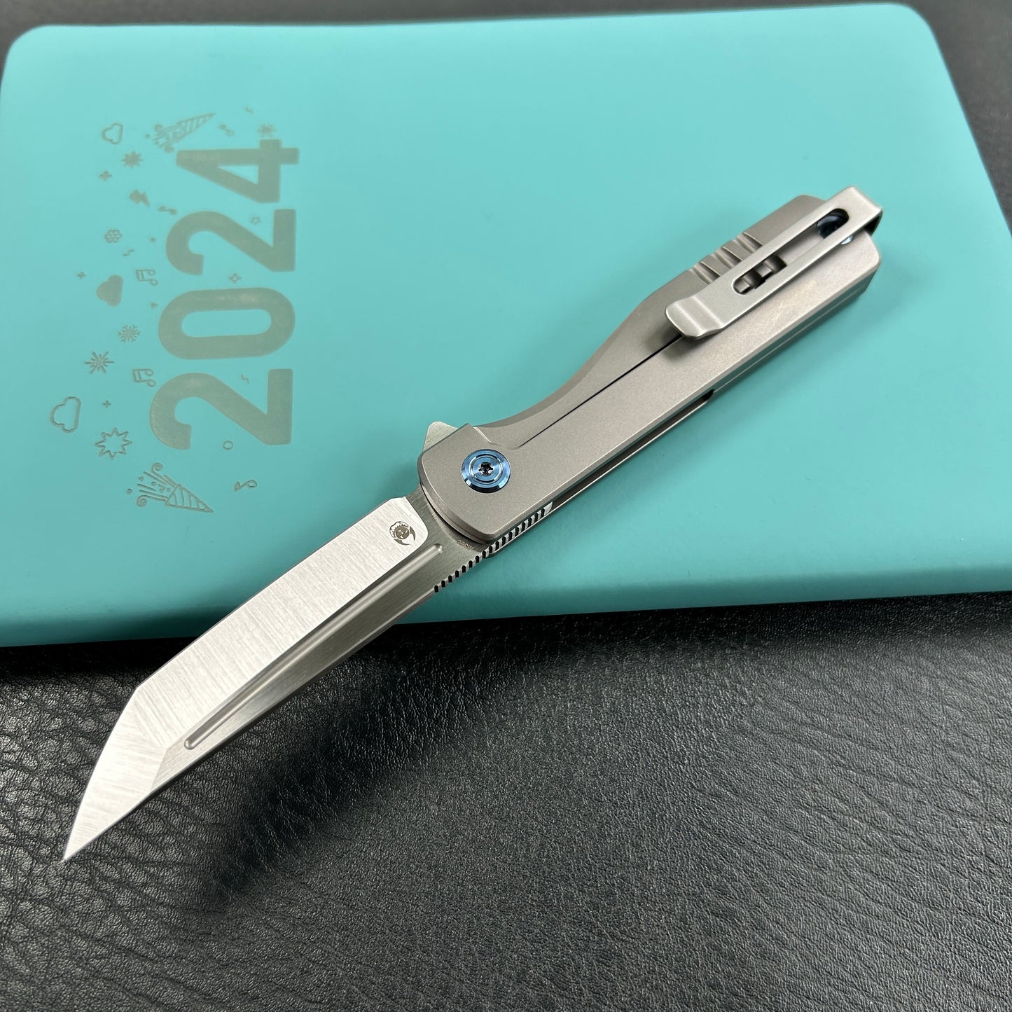 KUBEY KB244A Musō Flipper Everyday Carry Knife Grey Titanium Handle 2.95" Tanto Belt Satin M390 Blade