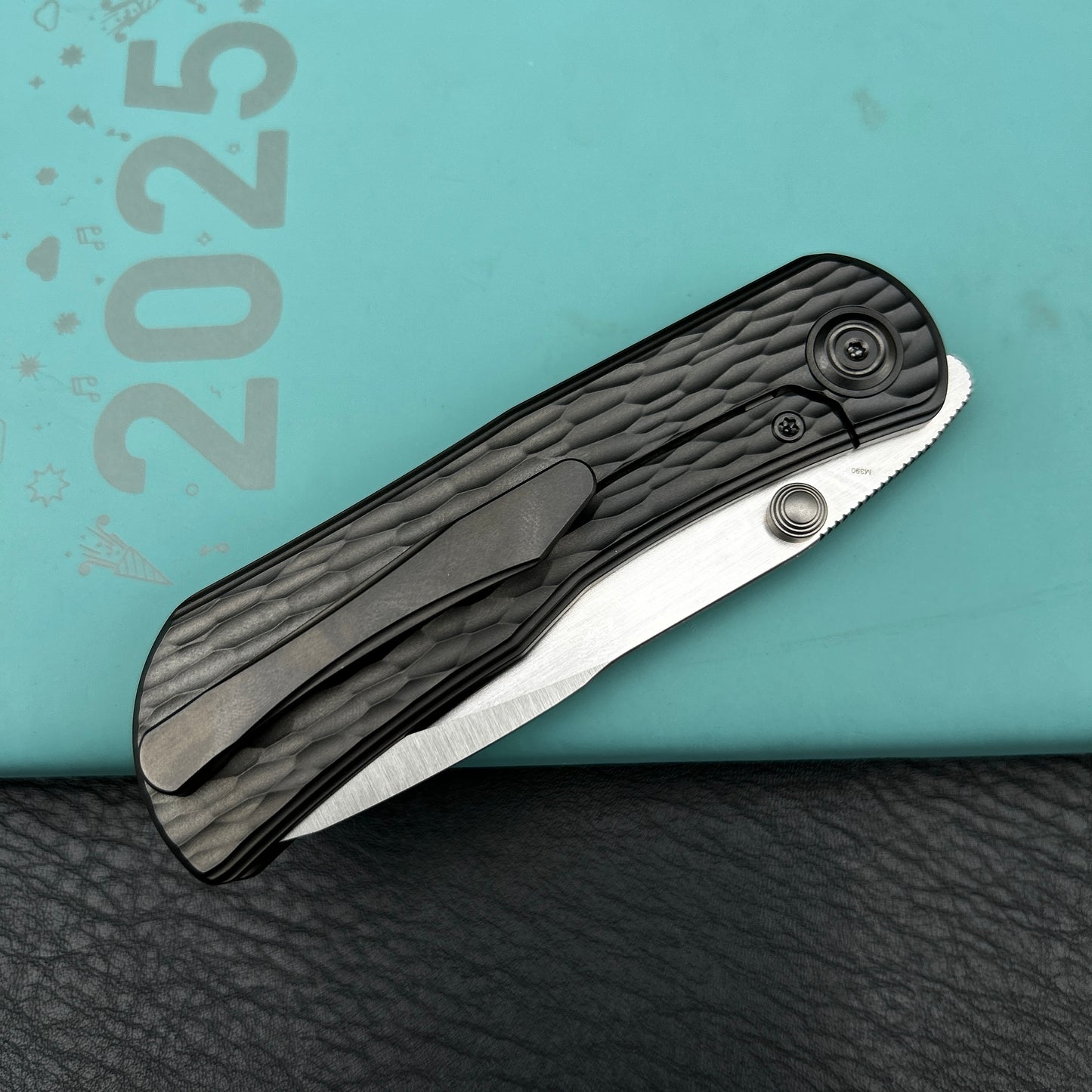 KB KB444C Folklore Folding Knife Regular DLC Titanium w/ Jigged Pattern Milling Handle 3.42'' Belt Satin M390 Blade