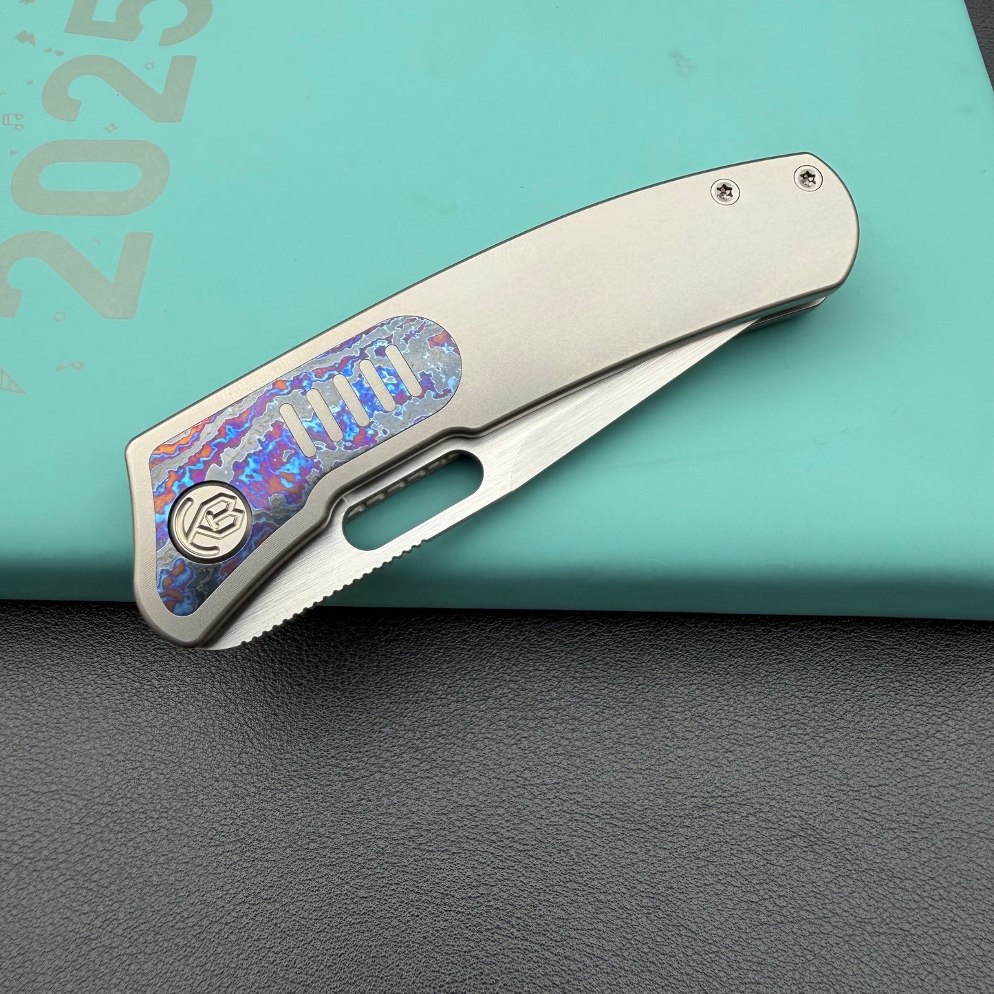 KB KNIVES KB377D Common Thread Folding Knife Sand Blasting Titanium/Zircuti Inlays Handle 3.35'' Silver Bead Blasting M390
