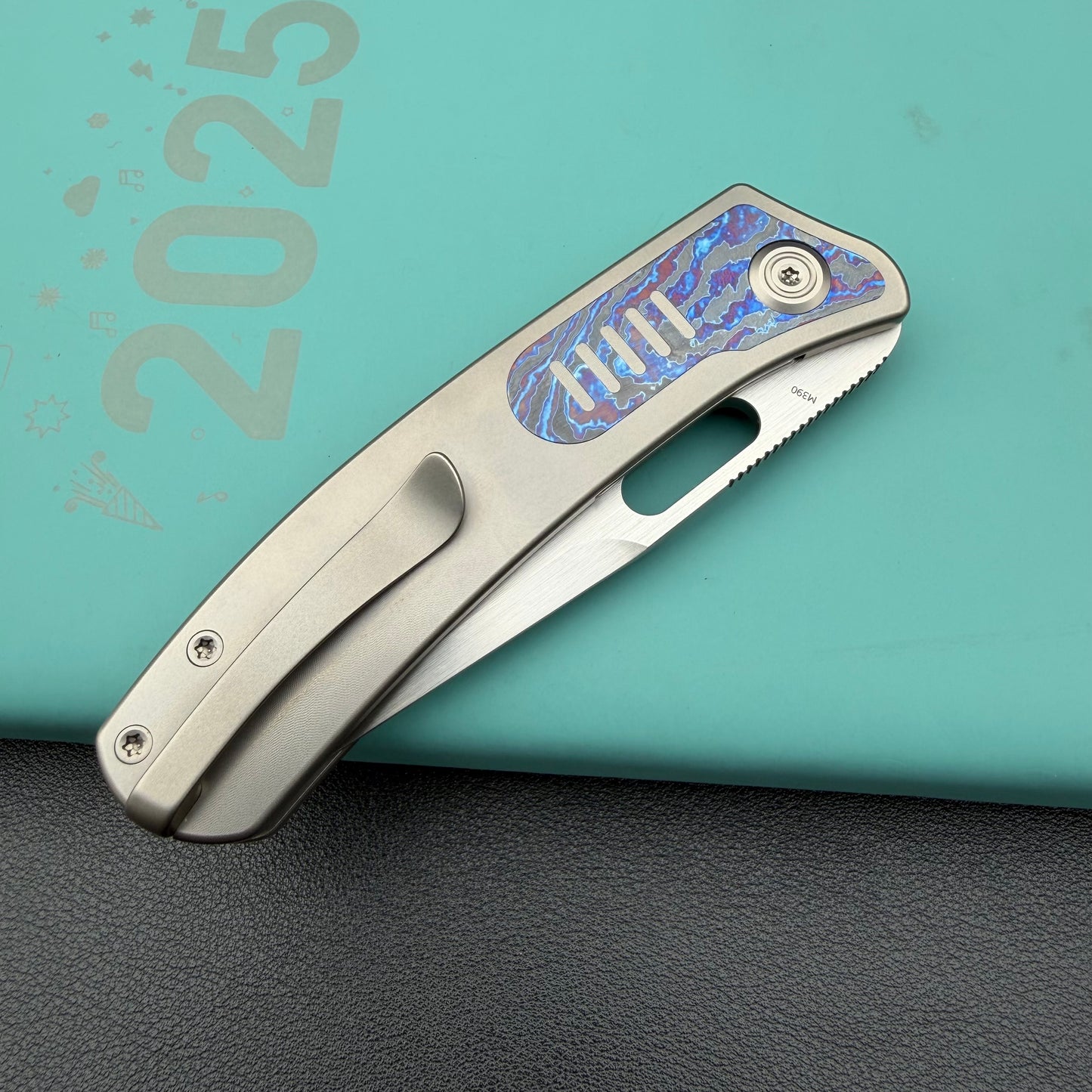 KB KNIVES KB377D Common Thread Folding Knife Sand Blasting Titanium/Zircuti Inlays Handle 3.35'' Silver Bead Blasting M390