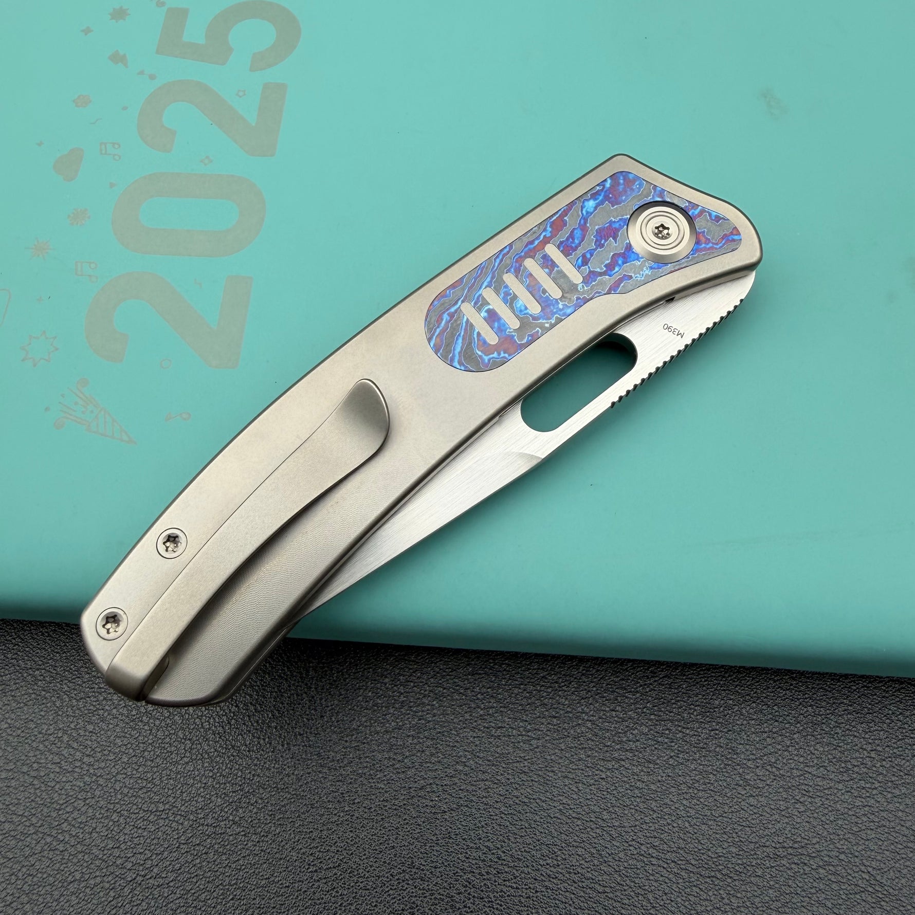 KB KNIVES KB377D Common Thread Folding Knife Sand Blasting Titanium/Zircuti Inlays Handle 3.35'' Silver Bead Blasting M390