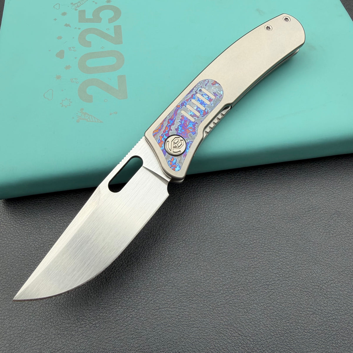 KB KNIVES KB377D Common Thread Folding Knife Sand Blasting Titanium/Zircuti Inlays Handle 3.35'' Silver Bead Blasting M390 Blade