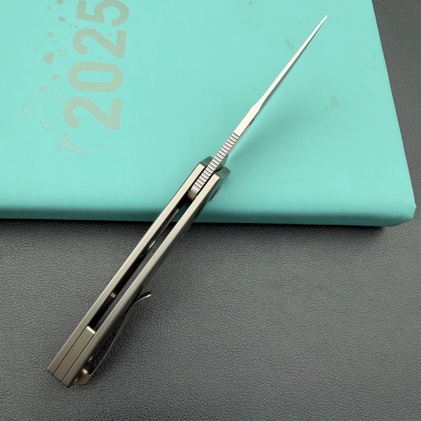 KB KNIVES KB377D Common Thread Folding Knife Sand Blasting Titanium/Zircuti Inlays Handle 3.35'' Silver Bead Blasting M390