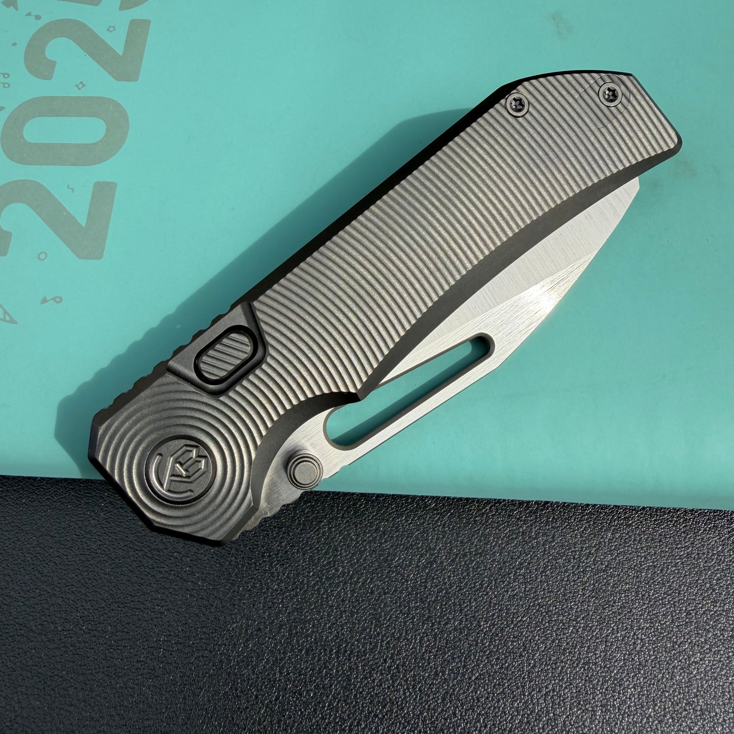 KB Venom KB435C Top Liner Lock Pocket Folding Knife Flame Ano Titanium w/ Radial Milling 3.46" Belt Satin CPM S90V Blade  Check out the  KB435B  here:  https://knifeglobal.com/search?q=kb435&options%5Bprefix%5D=last&type=product