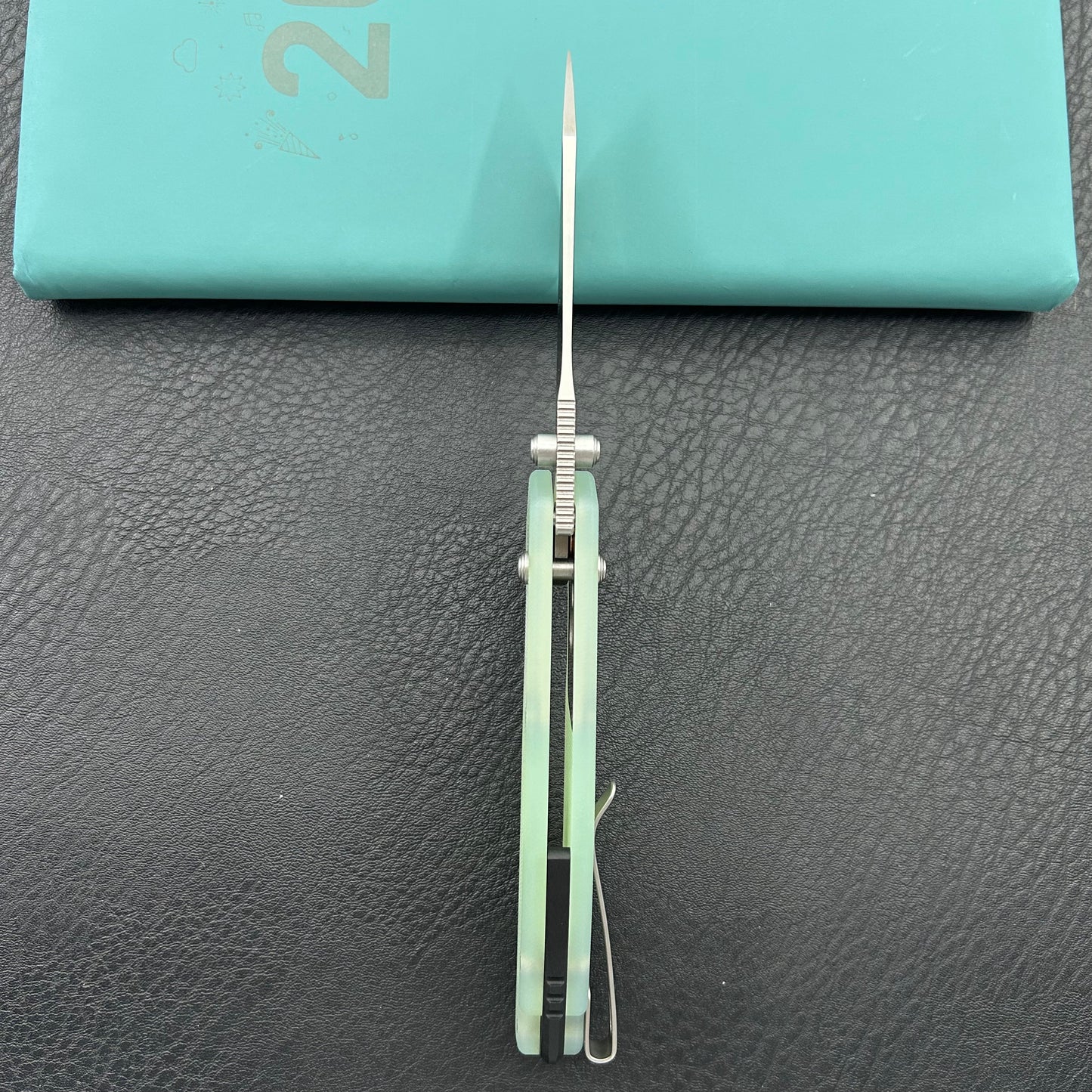 KUBEY knife KU465B Freki Crossbar Lock Jade Folding Knife