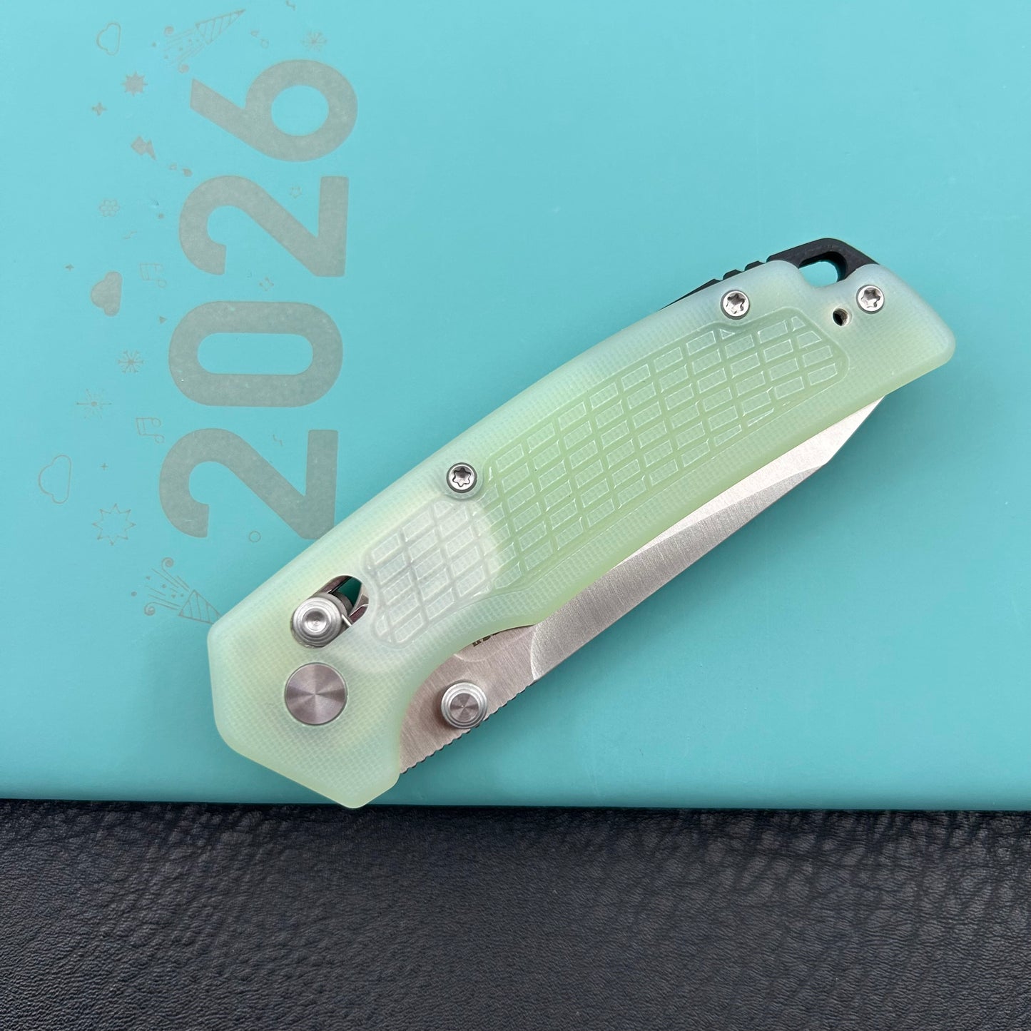 KUBEY knife KU465B Freki Crossbar Lock Jade Folding Knife