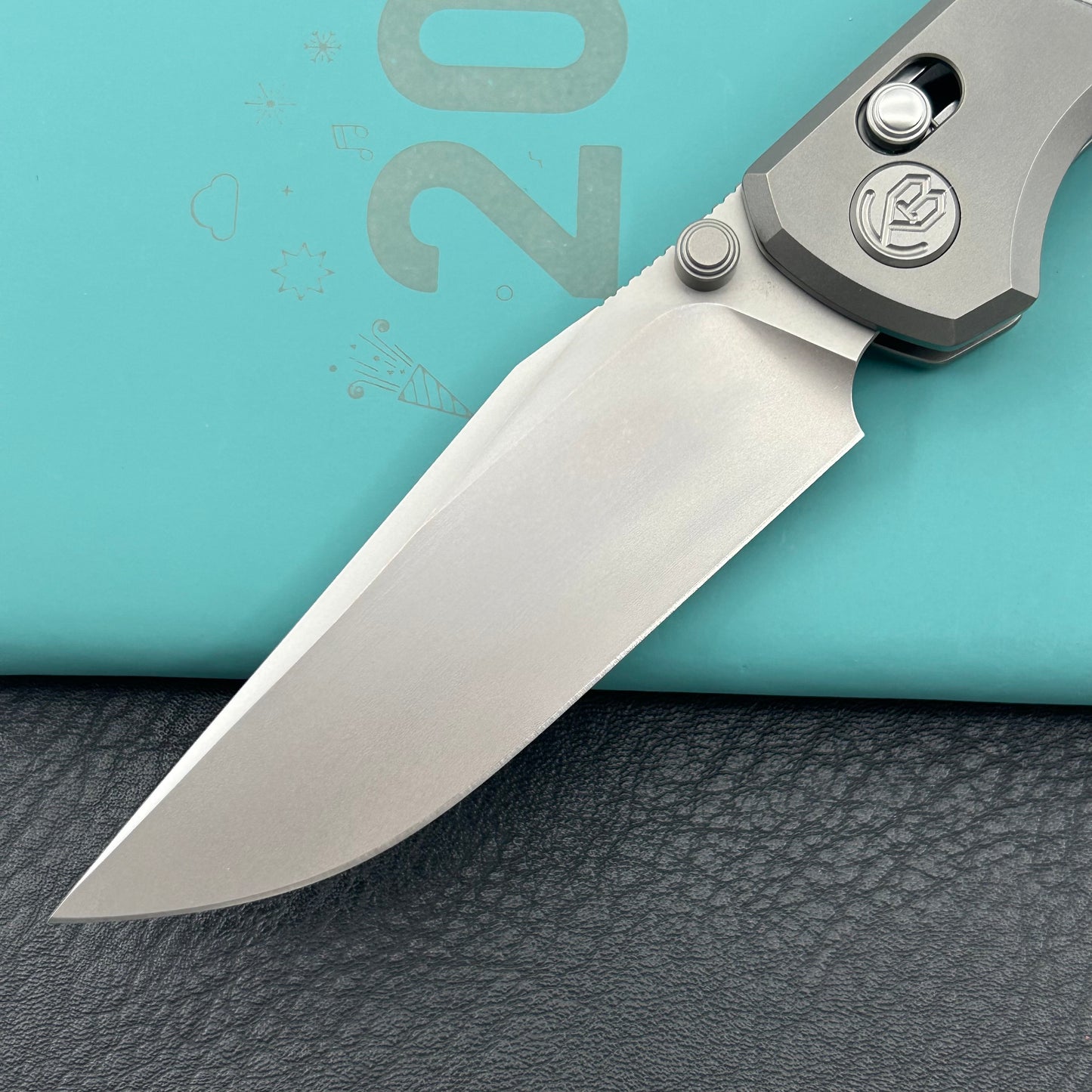 KB KNIVES KB427A Lynx Folding Knife Bead Blasting Titanium with Silver Twill CF Inlay Handle 3.54'' Bead Blasting M390