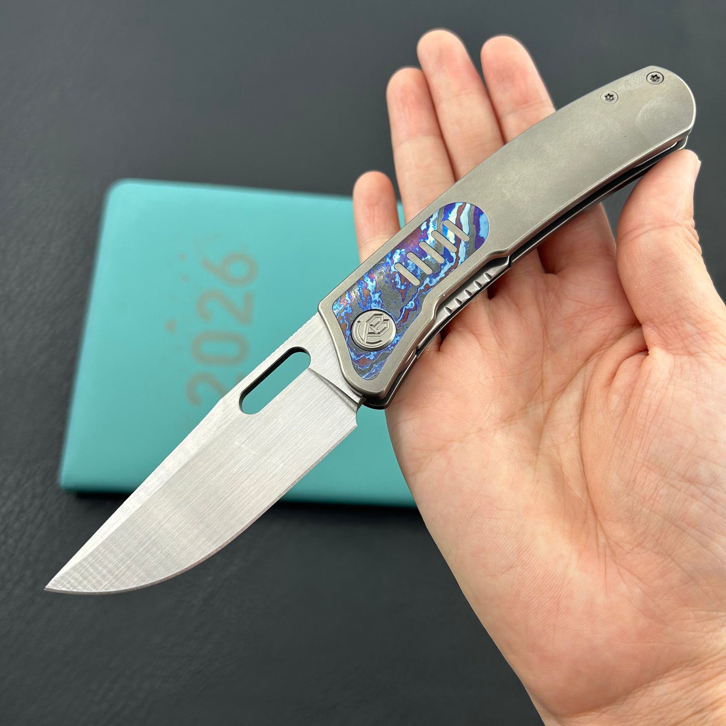 KB KNIVES KB377D Common Thread Folding Knife Sand Blasting Titanium/Zircuti Inlays Handle 3.35'' Silver Bead Blasting M390