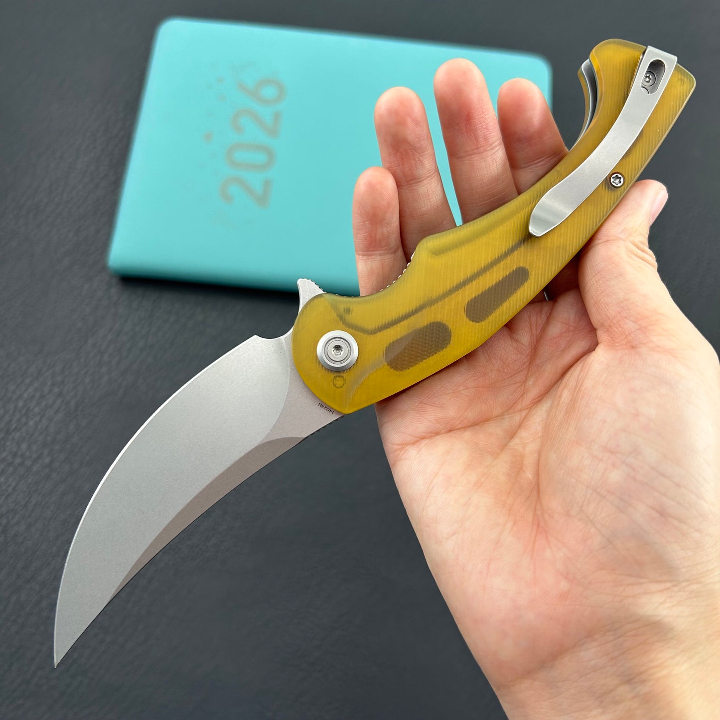 KUBEY knife KU173G Scimitar Linerlock Ultem Folding knife