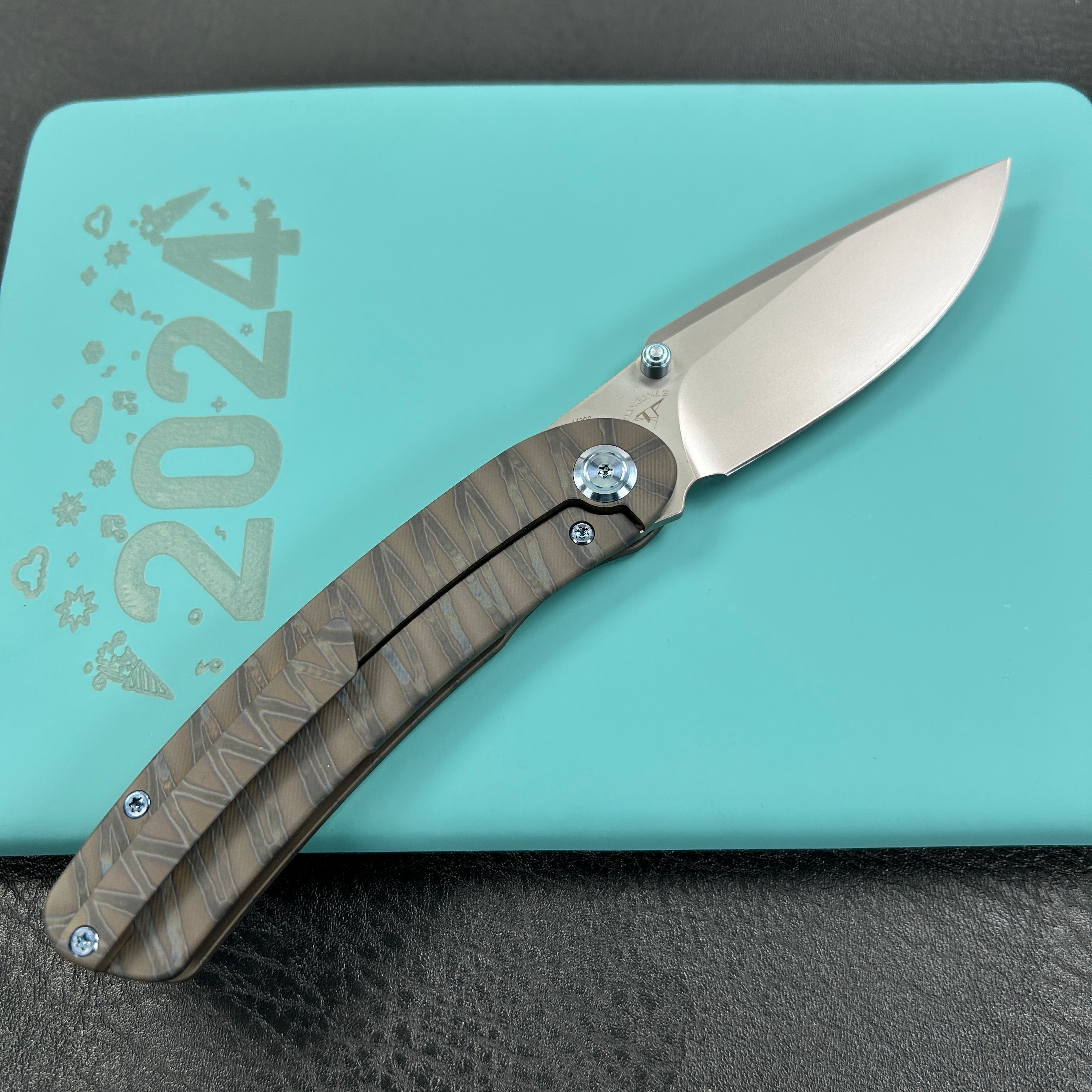 KUBEY KB386C Momentum Frame Lock Front Flipper Pocket Folding Knife Tiger Stripe Pattern Flamed Titanium Handle 3.43" Beadblast M390