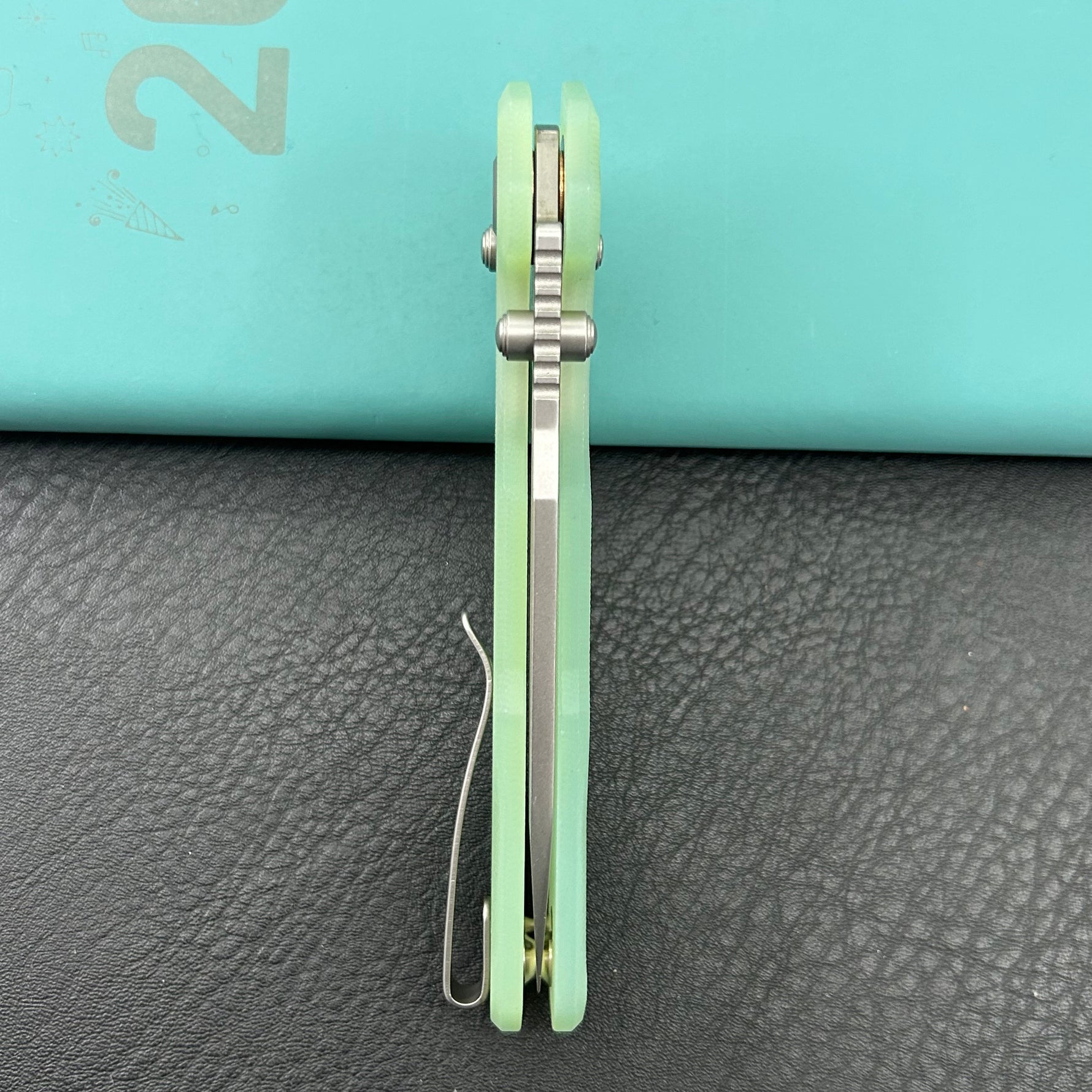 KUBEY Knife KU237F Carve Crossbarlock Jade  Folding Knife