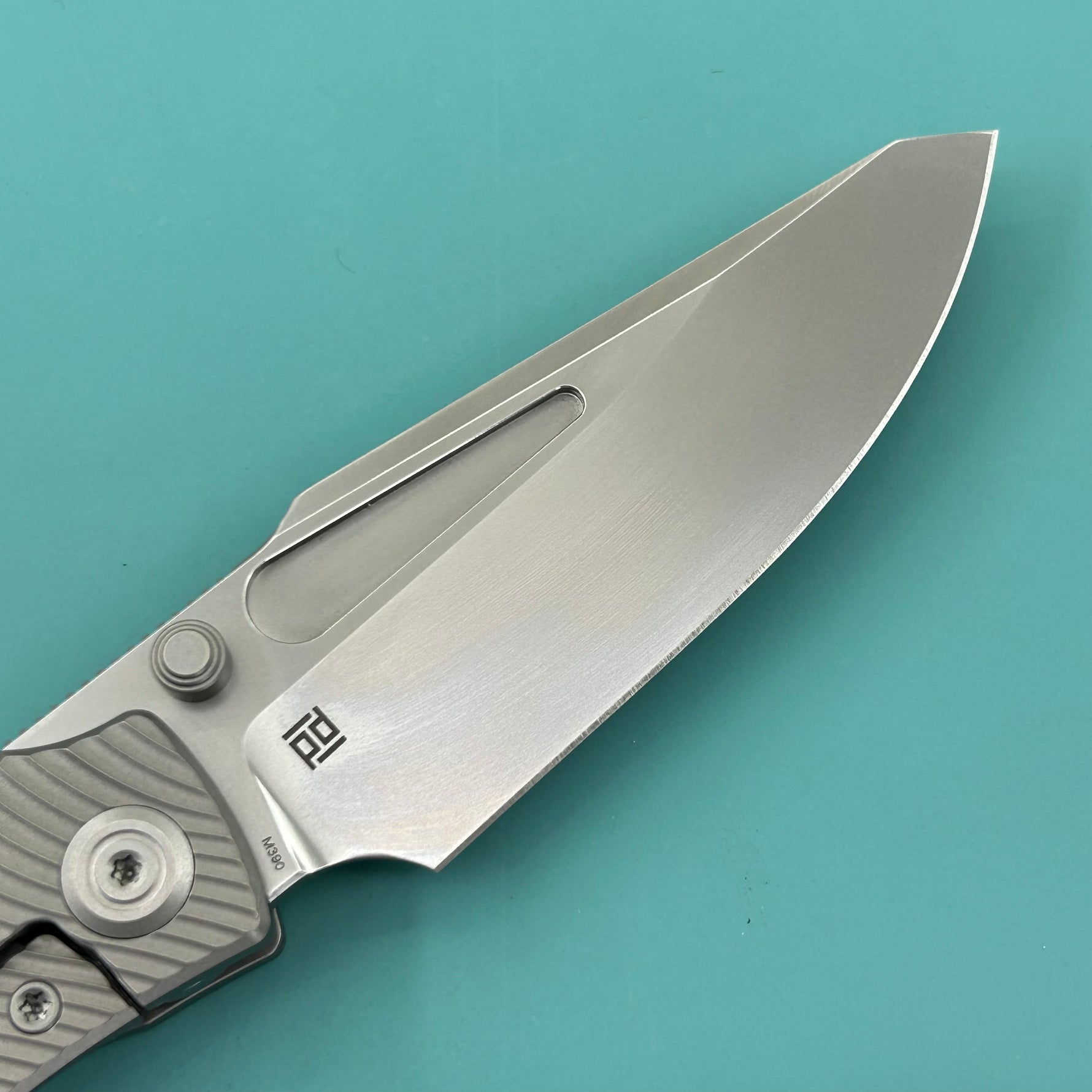 KB KNIVES KB443A Illusion Folding Knife Grey Titanium Handle 3.46‘’Silver Bead Blast Bohler M390 Blade