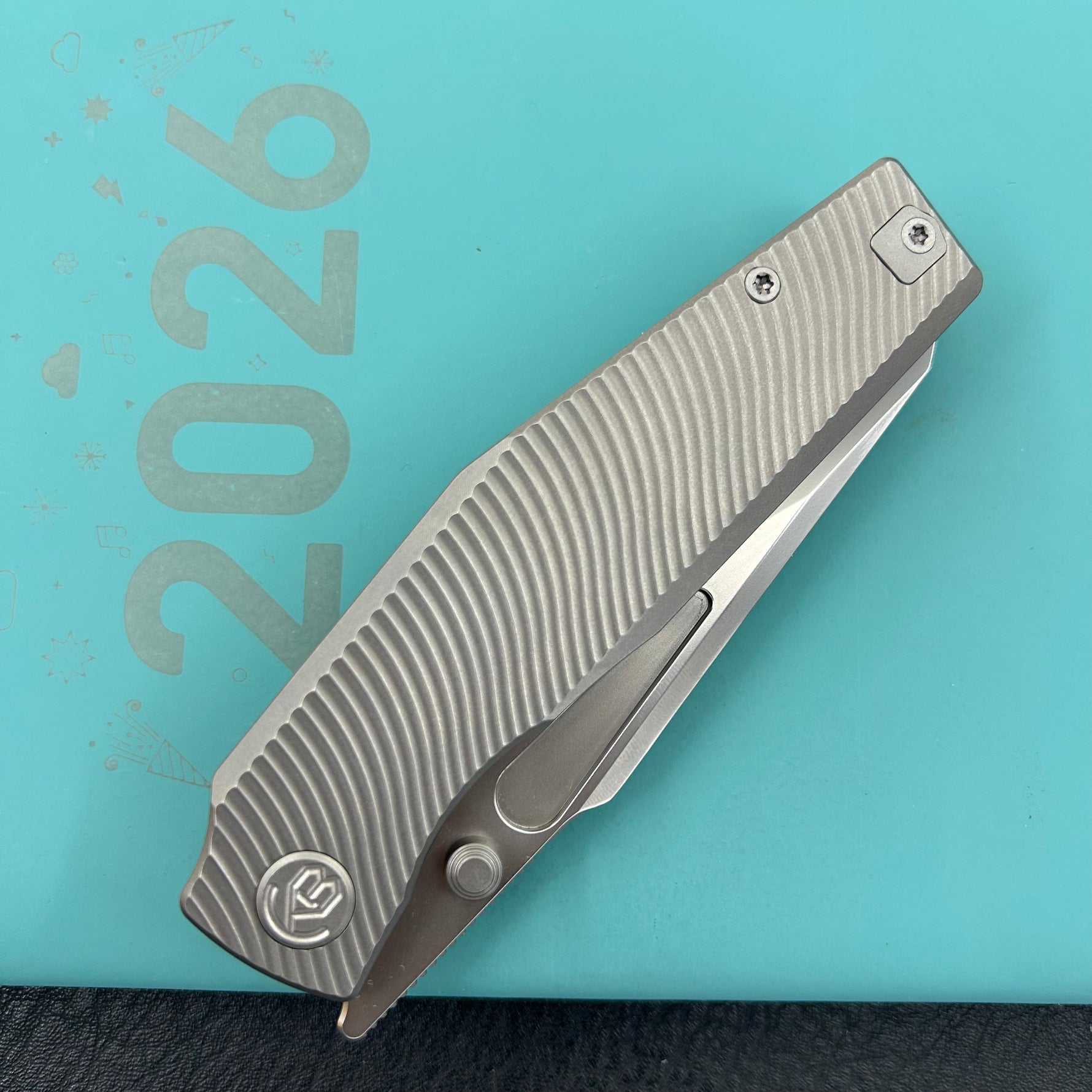 KB KNIVES KB443A Illusion Folding Knife Grey Titanium Handle 3.46‘’Silver Bead Blast Bohler M390 Blade