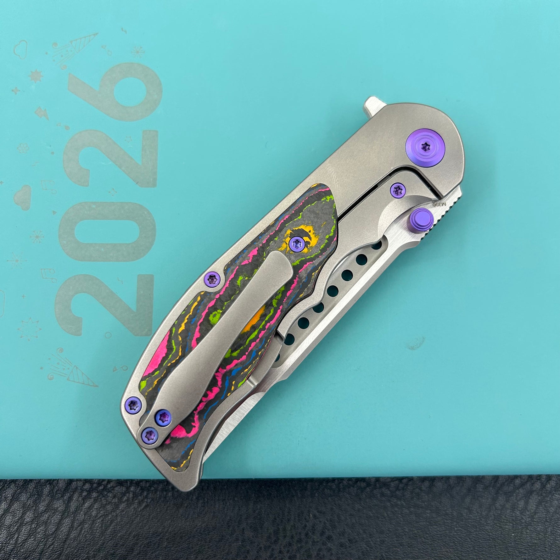 KB KNIVES KB436A Predator Folding Knife Sandblasting Titanium with 80's Camo Carbon inlay Handle 3.46'' Belt Satin Bohler M390 Blade