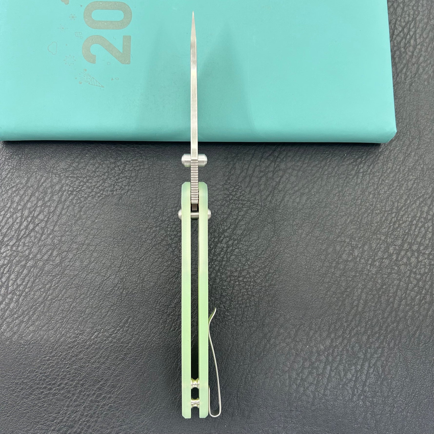 KUBEY Knife KU481C Pebble Crossbar Lock Jade  14C28N Folding Knife