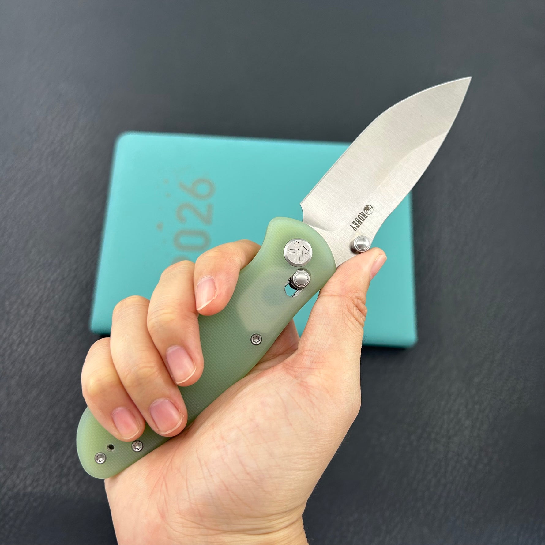 KUBEY Knife KU481C Pebble Crossbar Lock Jade  14C28N Folding Knife