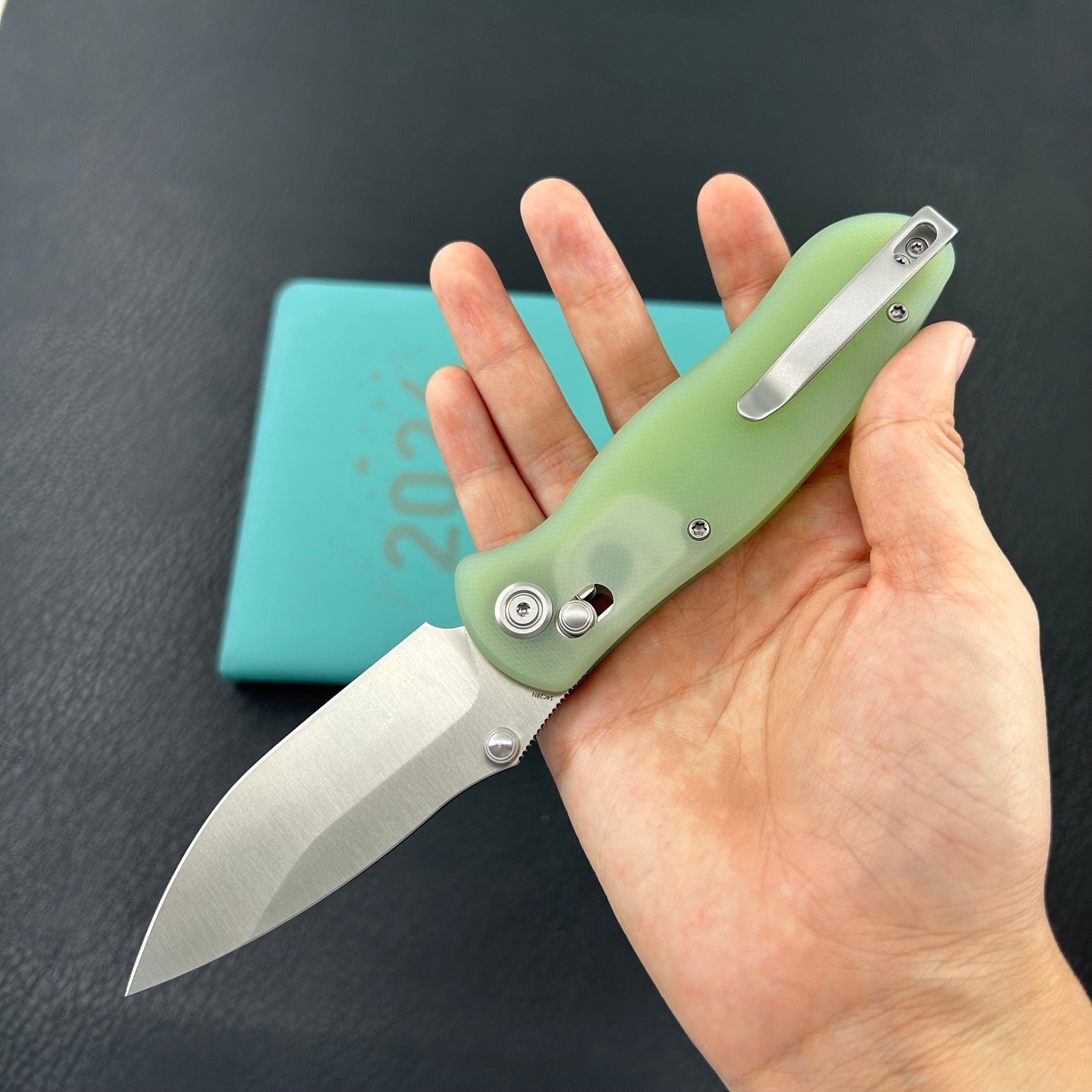 KUBEY Knife KU481C Pebble Crossbar Lock Jade  14C28N Folding Knife