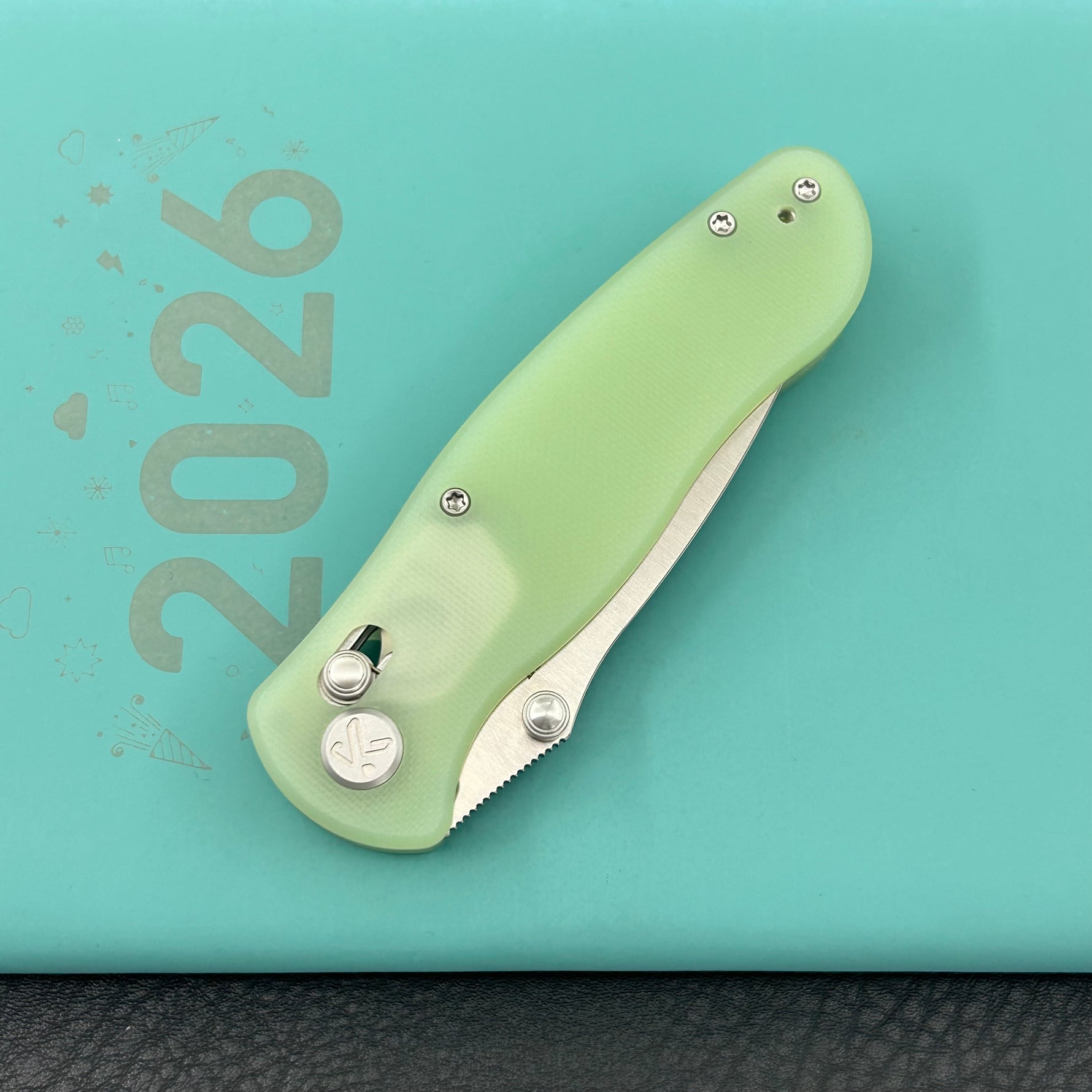 KUBEY Knife KU481C Pebble Crossbar Lock Jade  14C28N Folding Knife
