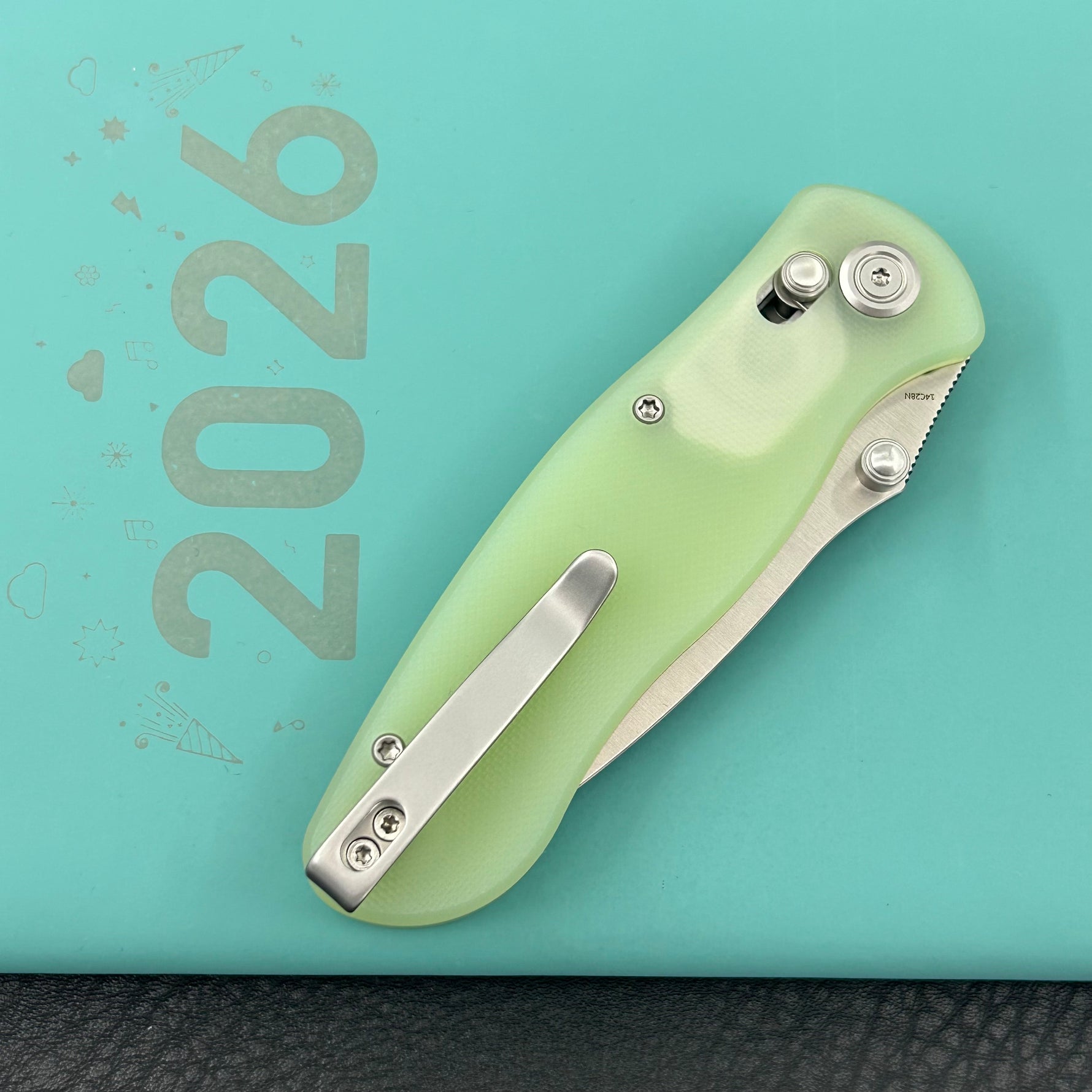 KUBEY Knife KU481C Pebble Crossbar Lock Jade  14C28N Folding Knife