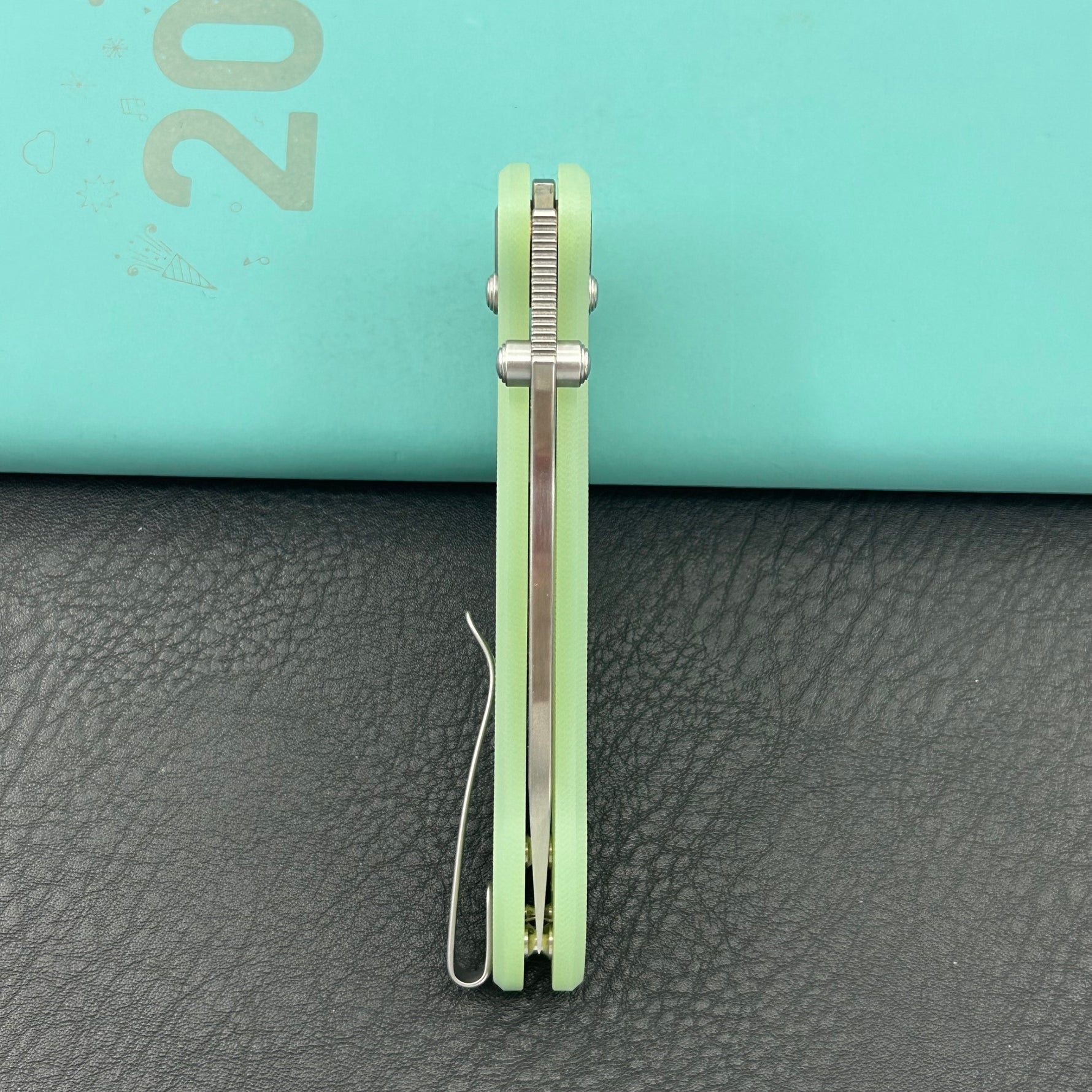 KUBEY Knife KU481C Pebble Crossbar Lock Jade  14C28N Folding Knife
