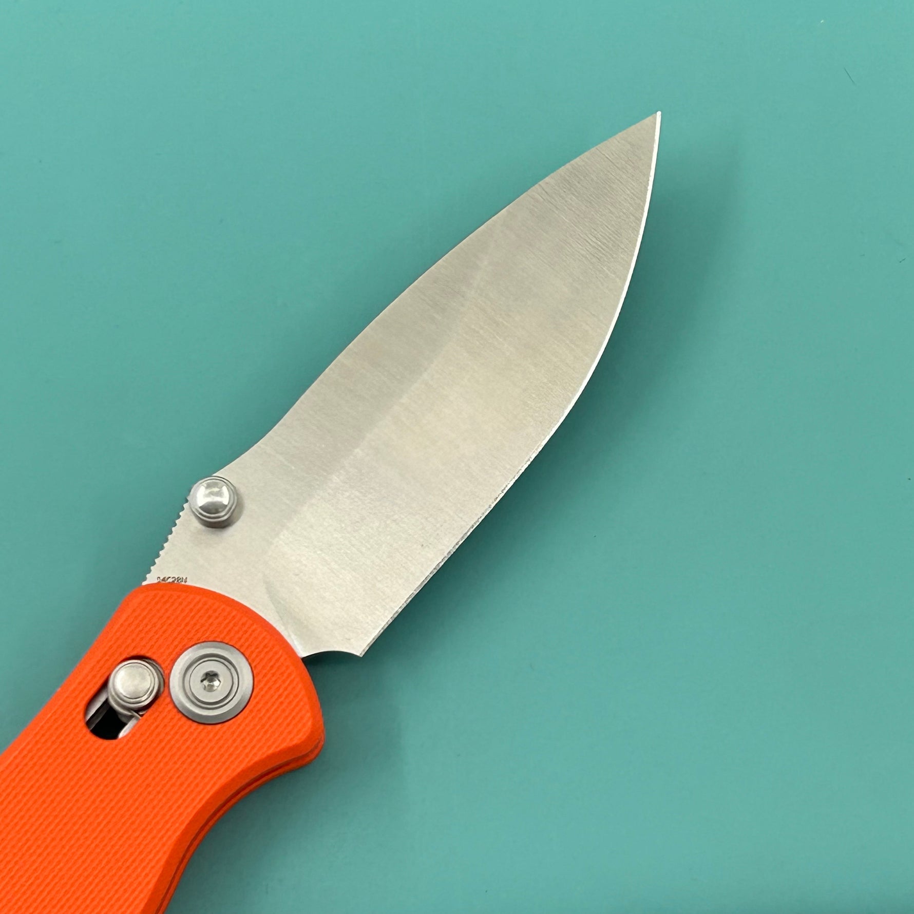 KUBEY Knife KU481B Pebble Crossbar Lock Orange  14C28N Folding Knife