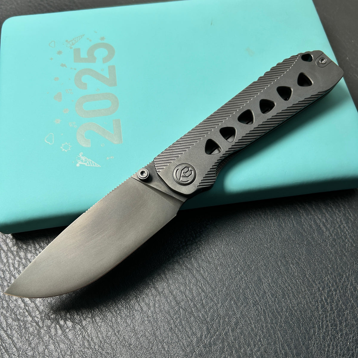 KB knives KB470C  Zephyr Tactical Folding Knife Regular DLC Integral Titanium Handle 4.65" Regular DLC M390