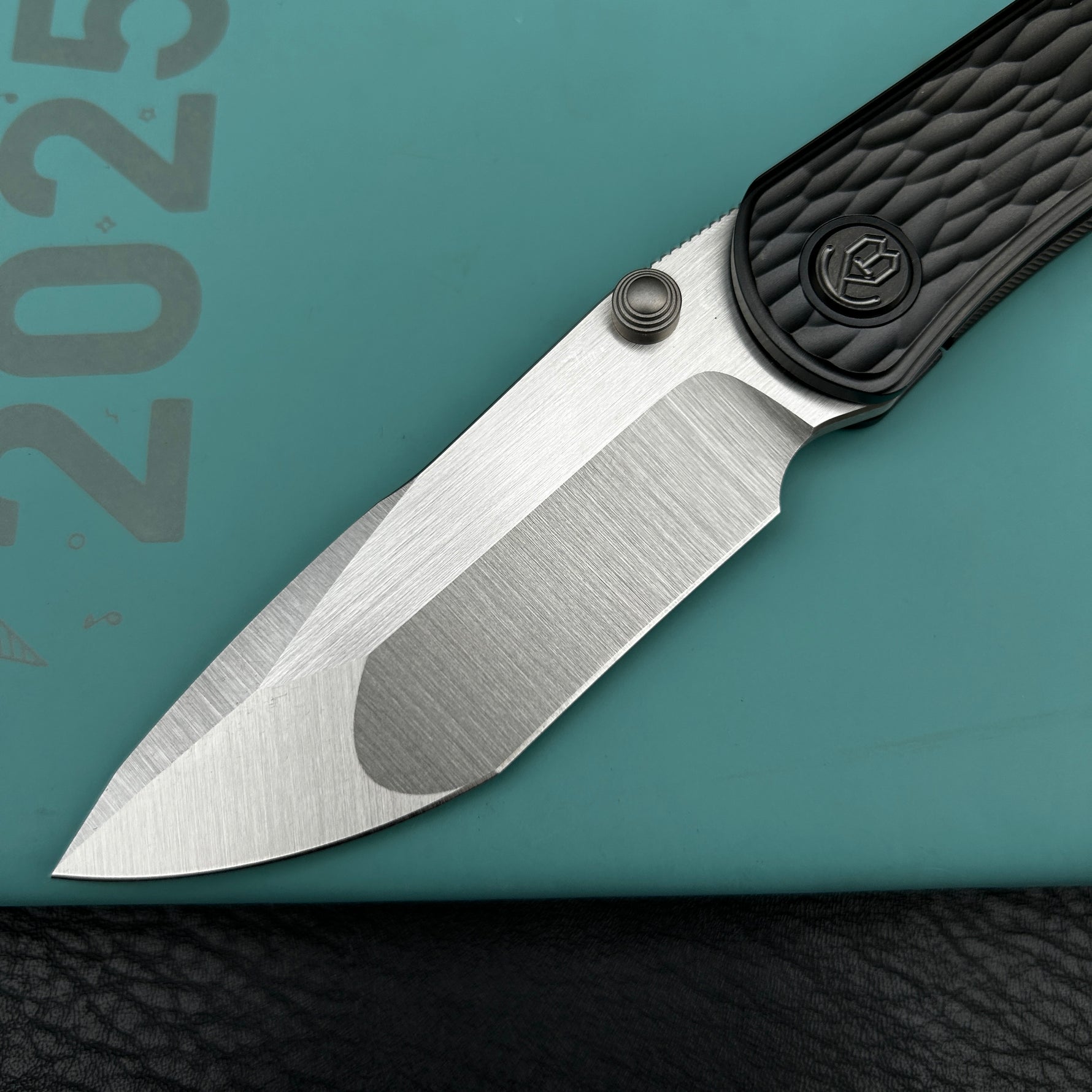 KB KNIVES KB444C Folklore Folding Knife Regular DLC Titanium w/ Jigged Pattern Milling Handle 3.42'' Belt Satin M390 Blade