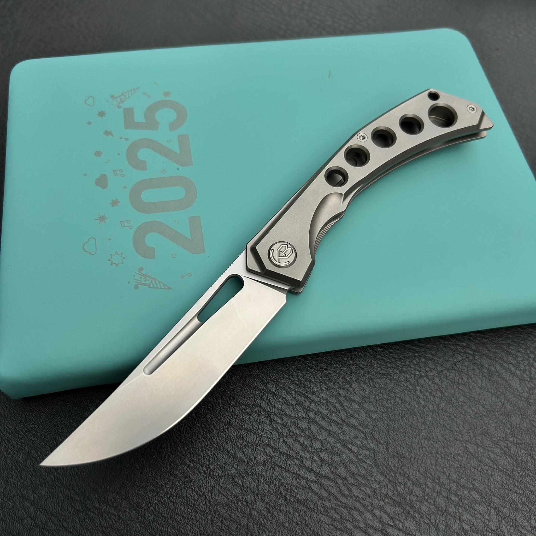 KB KNIVES  KB170A Ishtar Frame Lock Pocket Folding Knife Gray Ti Hanlde 3.54'' Sandblast M390