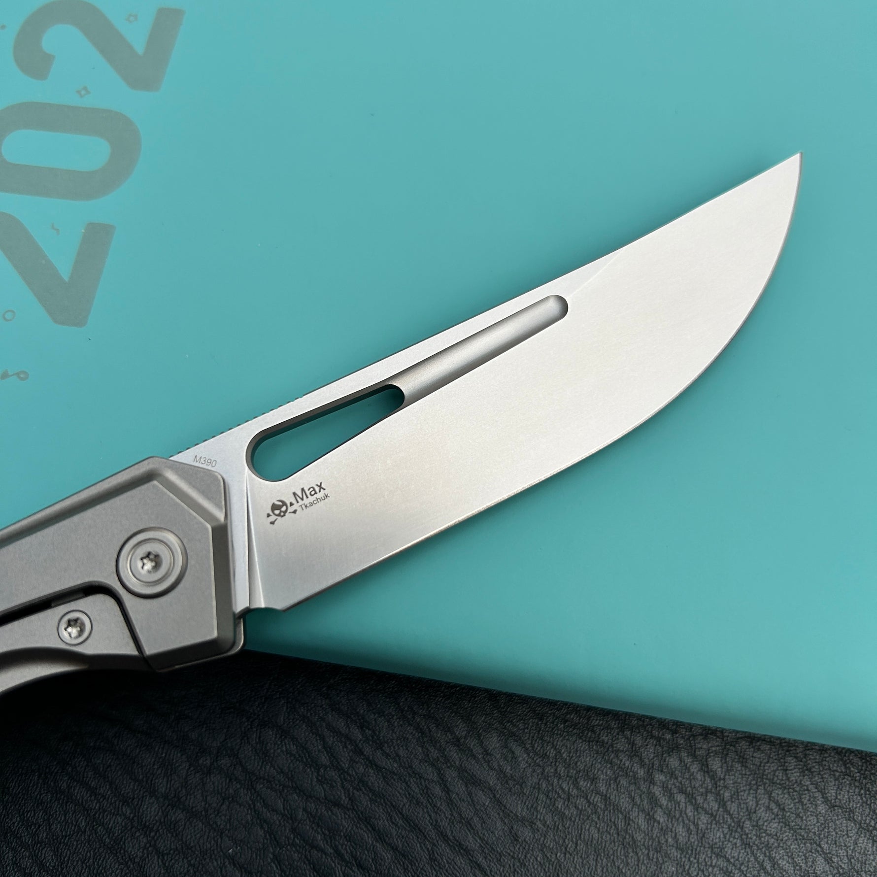 KB KNIVES  KB170A Ishtar Frame Lock Pocket Folding Knife Gray Ti Hanlde 3.54'' Sandblast M390