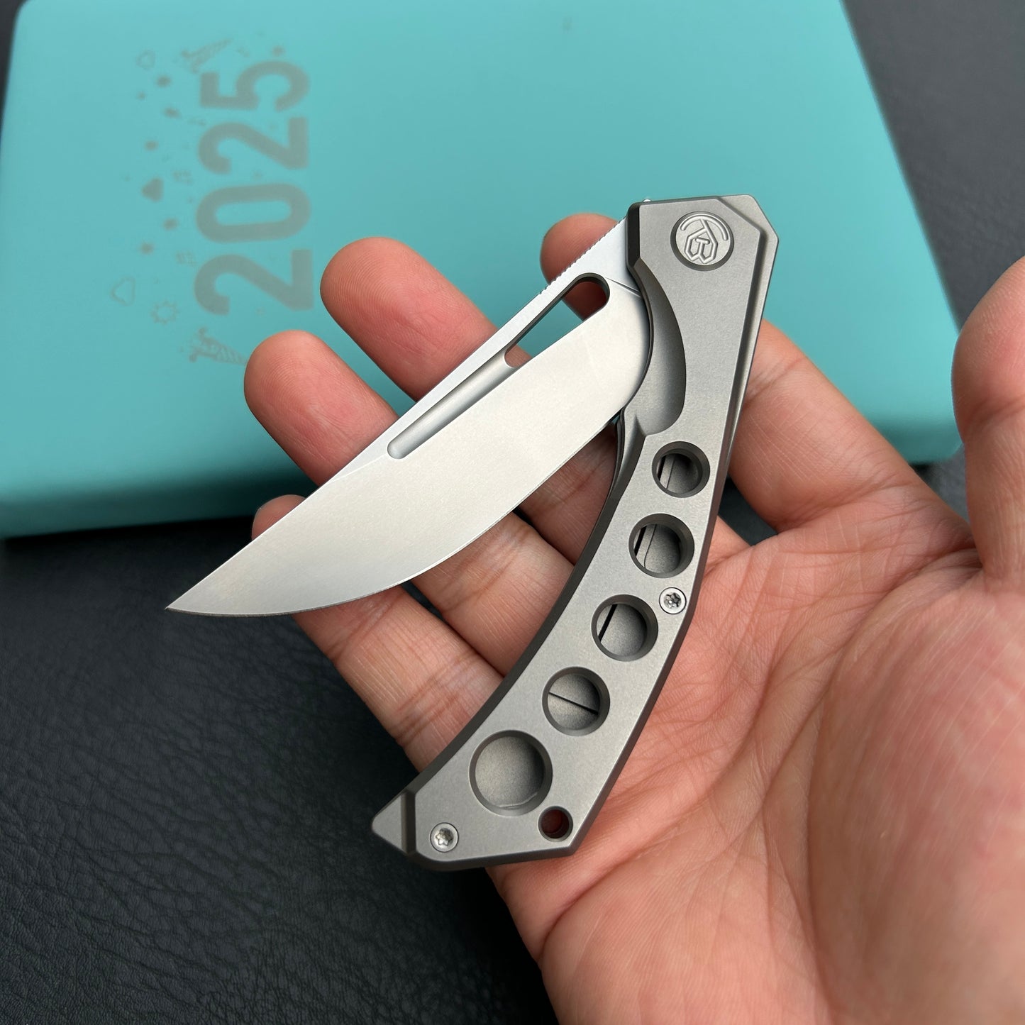 KB Knives KB170A Ishtar Frame Lock Pocket Folding Knife Gray Ti Hanlde 3.54'' Sandblast M390