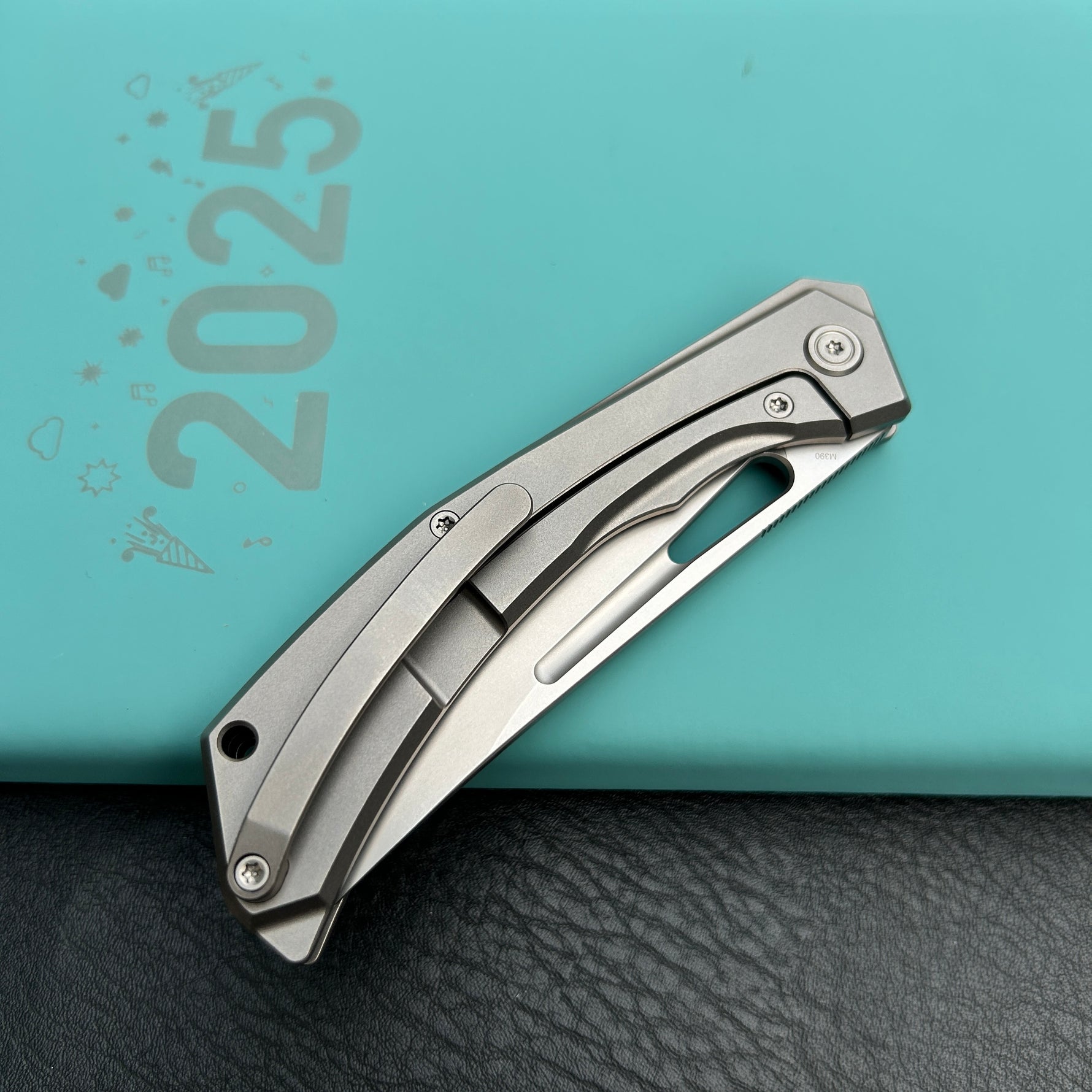 KB KNIVES  KB170A Ishtar Frame Lock Pocket Folding Knife Gray Ti Hanlde 3.54'' Sandblast M390
