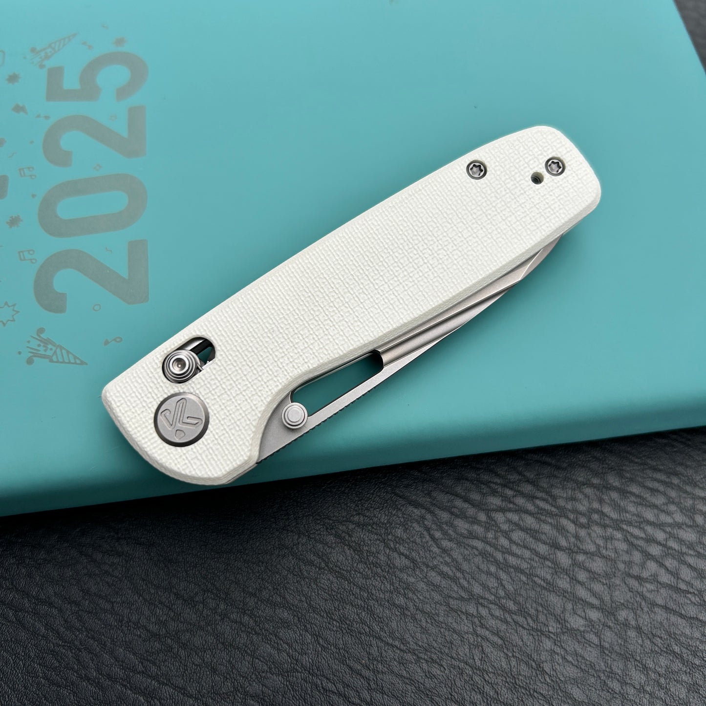 Kubey KU248G Bluff Axis lock Everyday Carry Folding Knife White G10 Handle 3.19" Sandblast 14C28N